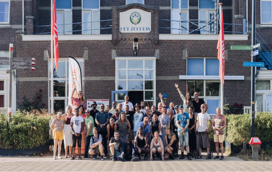 De vakantiegangers voor Het Zeehuis in Bergen aan Zee.