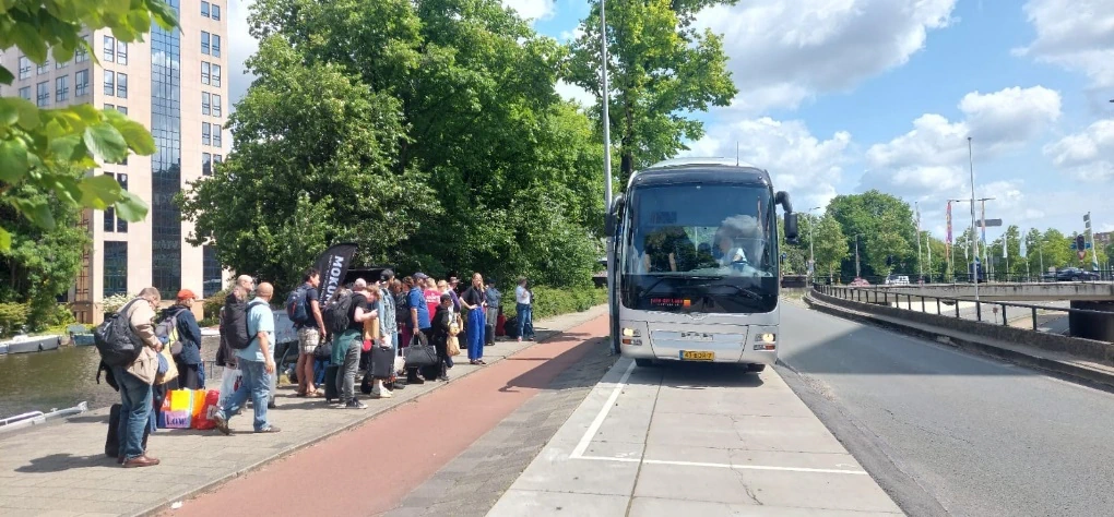 De Bus staat klaar voor vertrek naar Bergen aan Zee.
